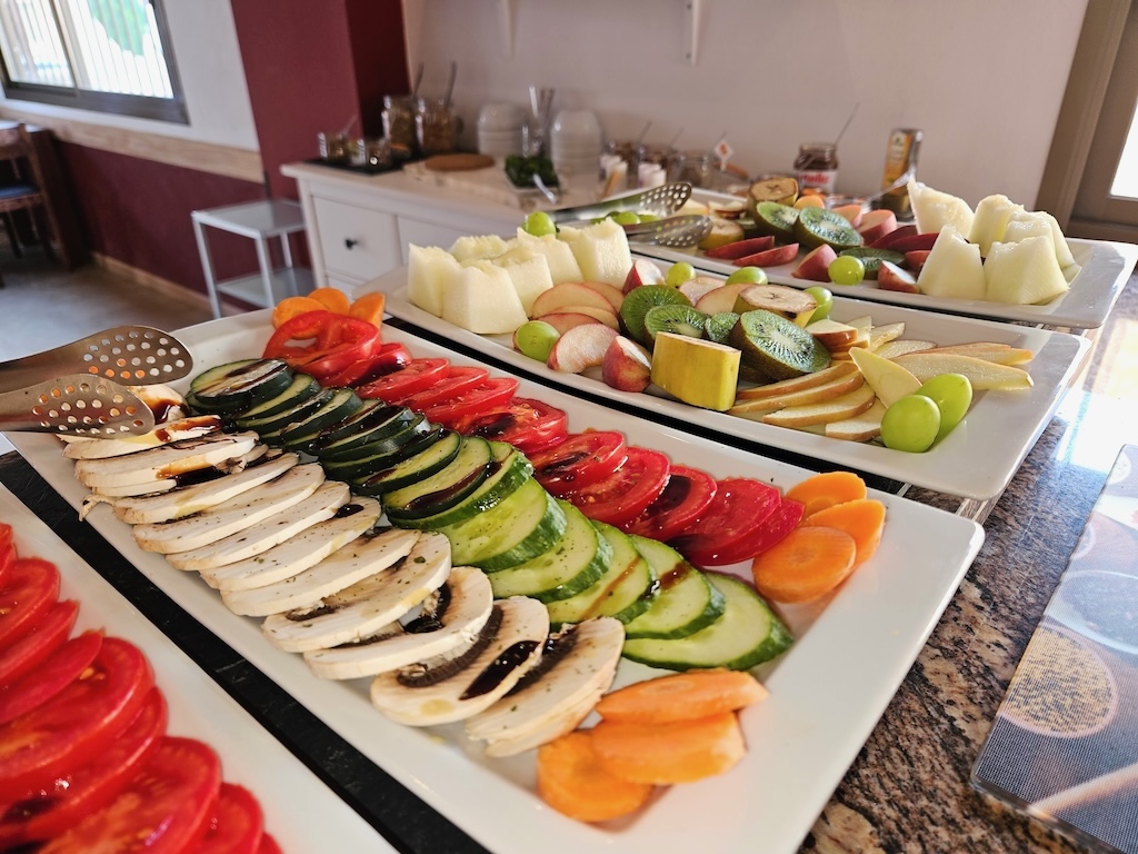 Yoga Hotel Mallorca Frühstück Gemüse und Obstplatte Yoga Hotel Mallorca Frühstück Gemüse und Obstplatte