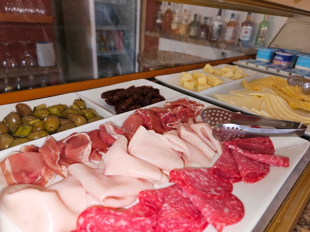 Yoga Hotel Mallorca Frühstück Wurstplatte Yoga Hotel Mallorca Frühstück Wurstplatte