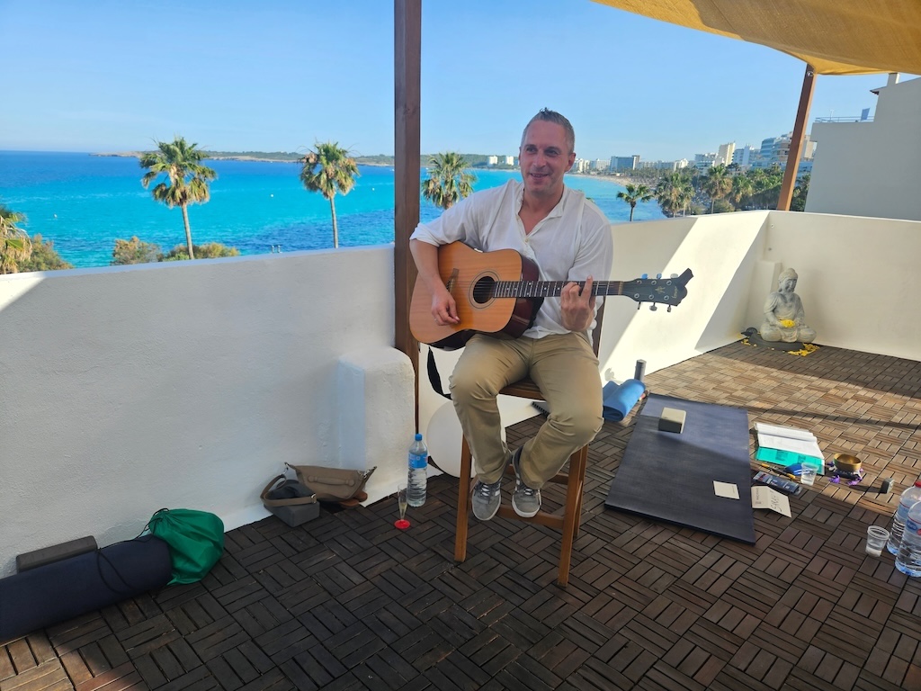 Yoga Hotel Mallorca Live Musik mit Musiker auf Dachterasse Yoga Hotel Mallorca Live Musik mit Musiker auf Dachterasse